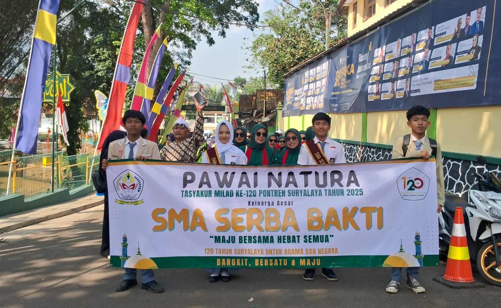 Lebih dari 3.000 peserta lintas jenjang pendidikan meriahkan pawai natura hari kesembilan Milad ke-120 Pondok Pesantren Suryalaya