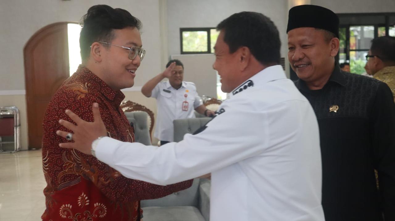 Warga Bonang dan Legok keluhkan sampah serta data bansos. Abraham Garuda Laksono sampaikan aspirasi itu ke Bupati Tangerang.