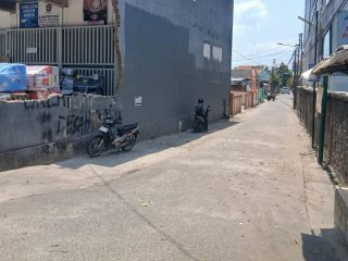 Proyek Gedung Nangka Mandiri di Teluknaga tersendat akibat blokade warga yang mengklaim lahan jalan utama menuju lokasi.