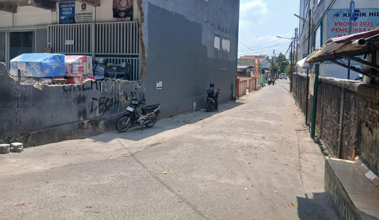 Proyek Gedung Nangka Mandiri di Teluknaga tersendat akibat blokade warga yang mengklaim lahan jalan utama menuju lokasi.