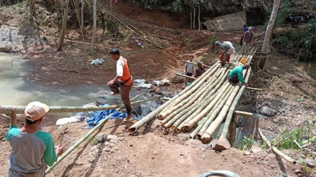 Warga Glinggangan Bangun Jembatan, Baru Terkumpul 30 Sak Semen