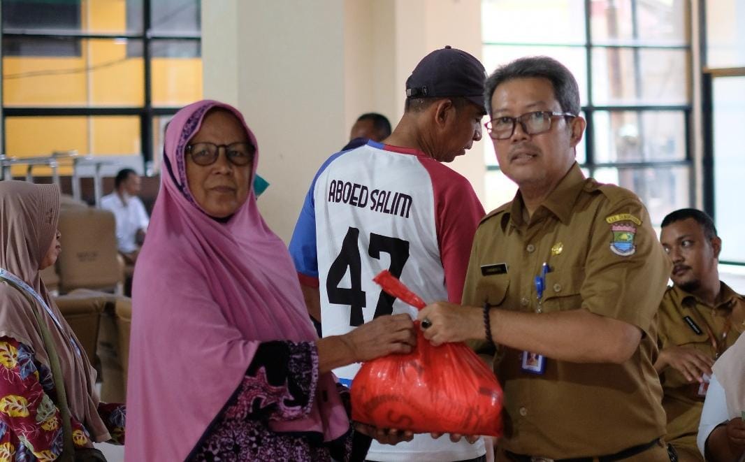 Rayakan HUT ke-393 Kabupaten Tangerang, Kecamatan Kresek gelar Operasi Pasar Murah bantu warga dapat sembako Rp35 ribu.