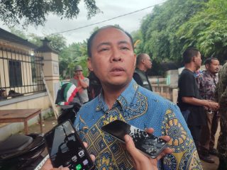 DLH Tangsel Lakukan Penanganan Awal Pencemaran, Semprot Biosaka di Lokasi