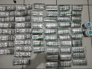 Polsek Cikupa Polresta Tangerang amankan DM beserta 7.550 butir obat ilegal menjelang Ramadan, tindak tegas peredaran obat terlarang.