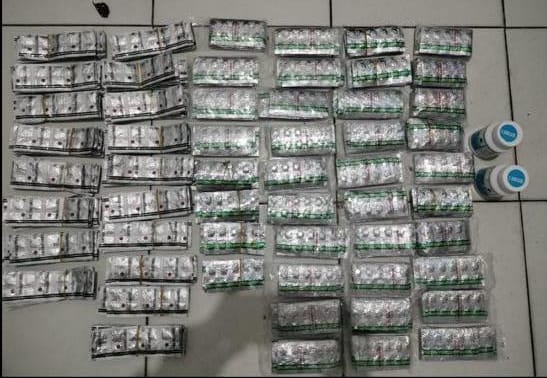 Polsek Cikupa Polresta Tangerang amankan DM beserta 7.550 butir obat ilegal menjelang Ramadan, tindak tegas peredaran obat terlarang.