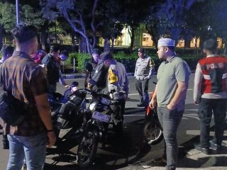 Personel Polresta Tangerang membubarkan kerumunan yang diduga hendak menggelar balap lari di kawasan Alun-Alun Tigaraksa, Puspemkab Tangerang, Rabu (25/2/2026) dini hari. Pembubaran dilakukan secara persuasif demi menjaga keamanan dan ketertiban. (Foto: Ist)