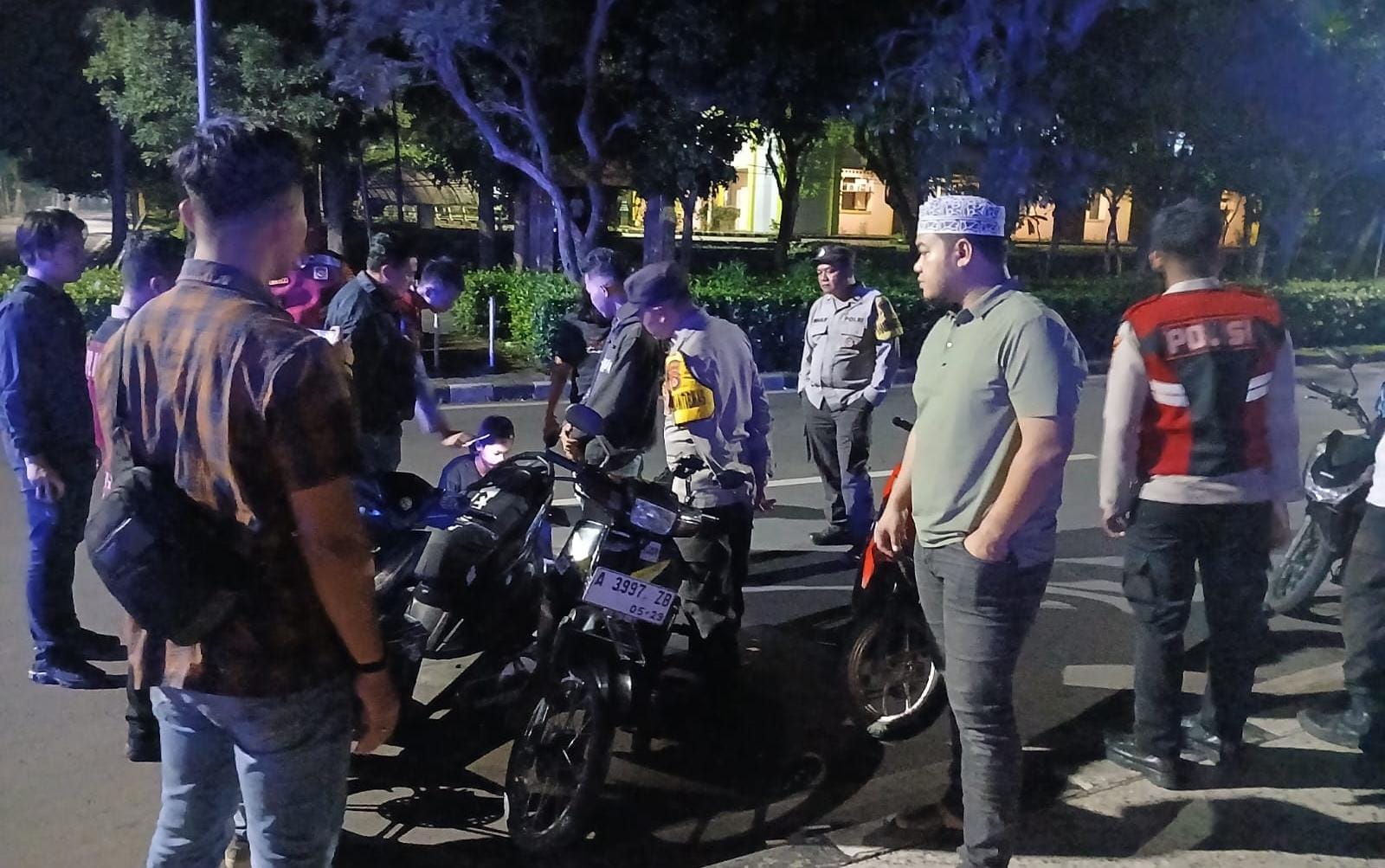 Personel Polresta Tangerang membubarkan kerumunan yang diduga hendak menggelar balap lari di kawasan Alun-Alun Tigaraksa, Puspemkab Tangerang, Rabu (25/2/2026) dini hari. Pembubaran dilakukan secara persuasif demi menjaga keamanan dan ketertiban. (Foto: Ist)