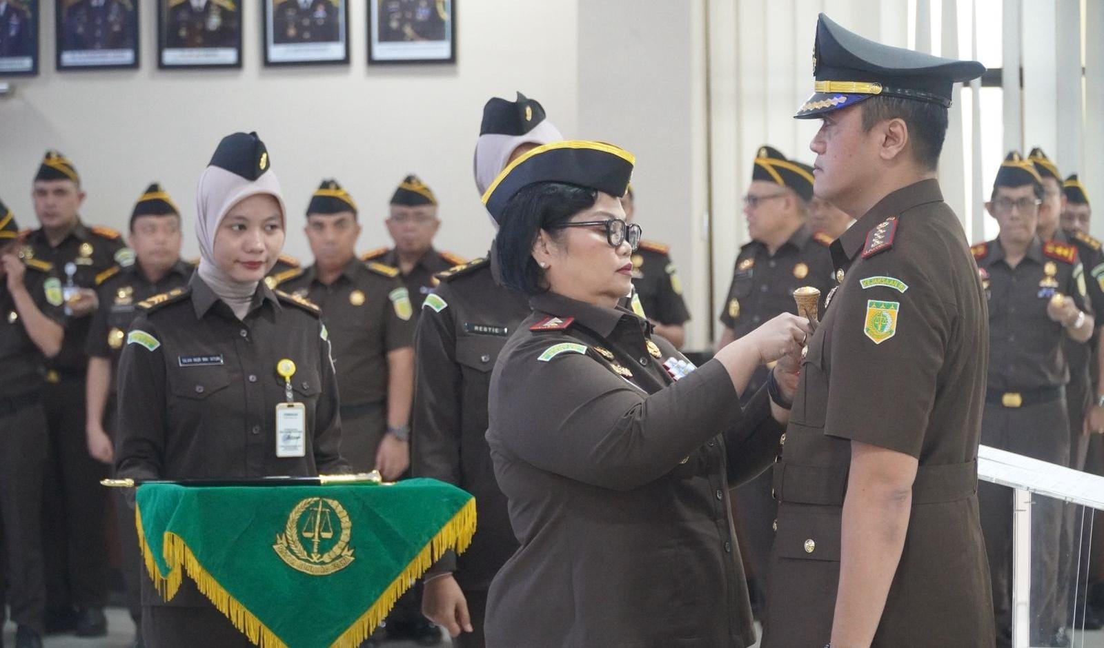 Kajati Banten lantik Wahyudi Eko Husodo sebagai Kajari Kabupaten Tangerang, tekankan integritas dan profesionalisme.