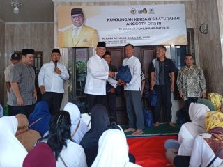 Ketua DPRD Kabupaten Tangerang, Muhamad Amud (memegang microphone) saat gelar silaturahmi di Pondok Aspirasi Partai Golkar, Kecamatan Rajeg, Rabu, 4 Maret 2026. (Foto: Ist)