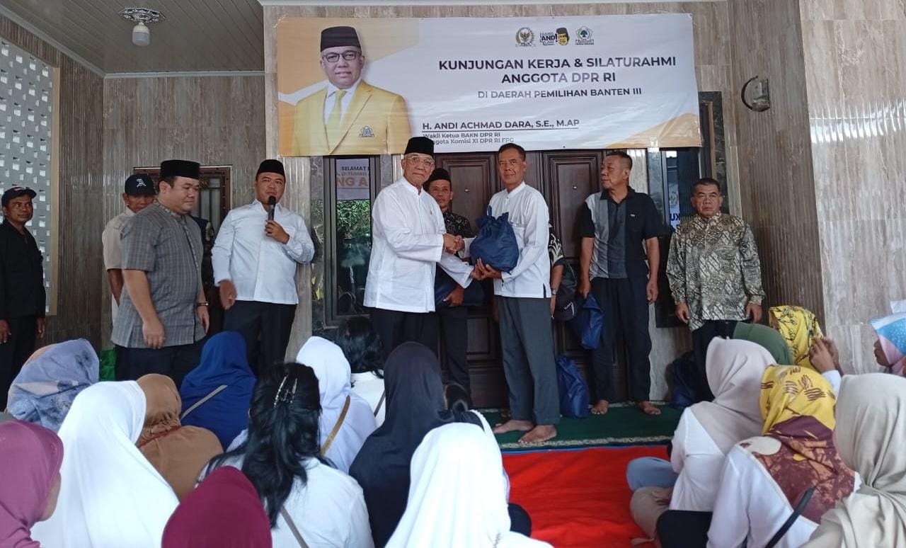 Ketua DPRD Kabupaten Tangerang, Muhamad Amud (memegang microphone) saat gelar silaturahmi di Pondok Aspirasi Partai Golkar, Kecamatan Rajeg, Rabu, 4 Maret 2026. (Foto: Ist)