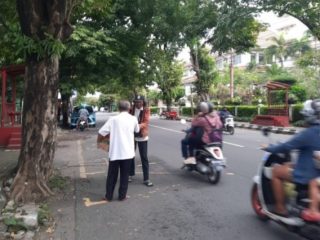 Perum Perhutani KPH Surakarta Berbagi Takjil di Bulan Ramadhan