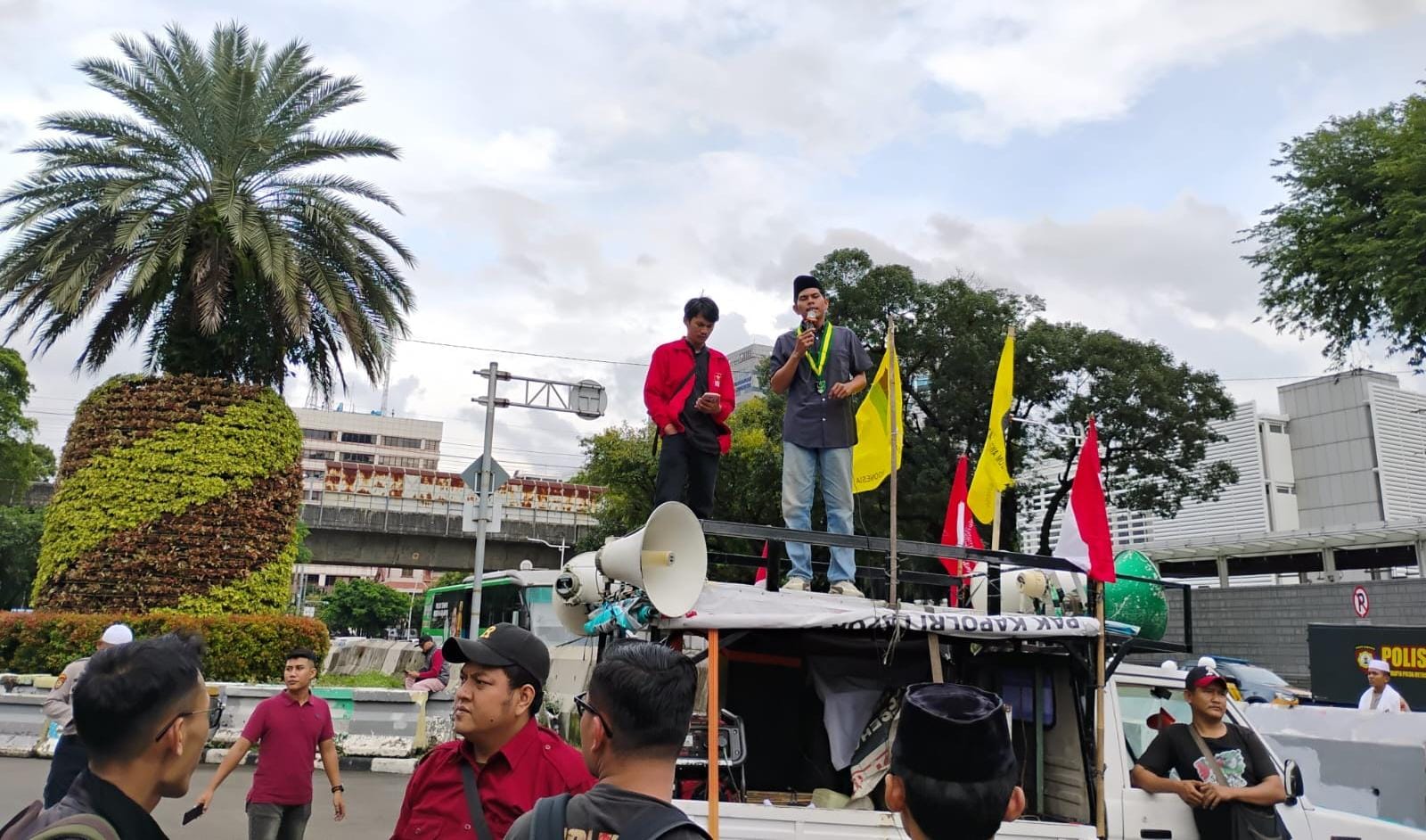 Ratusan massa Aliansi Peduli Iran demo di Kedubes AS dan Kemenlu RI, kecam serangan AS ke Iran serta desak pemerintah lindungi WNI di Timur Tengah.