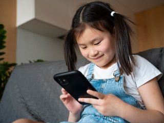 Pemerintah melalui Komdigi melarang anak di bawah 16 tahun memiliki akun media sosial. Kebijakan ini mulai diterapkan pada 28 Maret 2026.