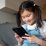 Pemerintah melalui Komdigi melarang anak di bawah 16 tahun memiliki akun media sosial. Kebijakan ini mulai diterapkan pada 28 Maret 2026.