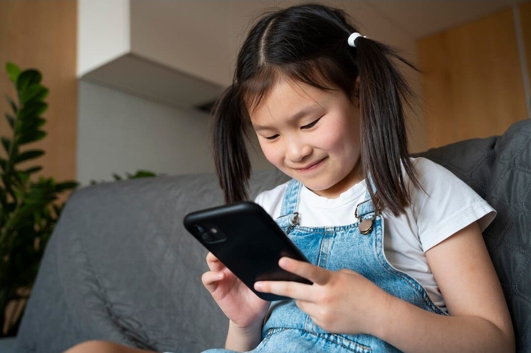 Pemerintah melalui Komdigi melarang anak di bawah 16 tahun memiliki akun media sosial. Kebijakan ini mulai diterapkan pada 28 Maret 2026.