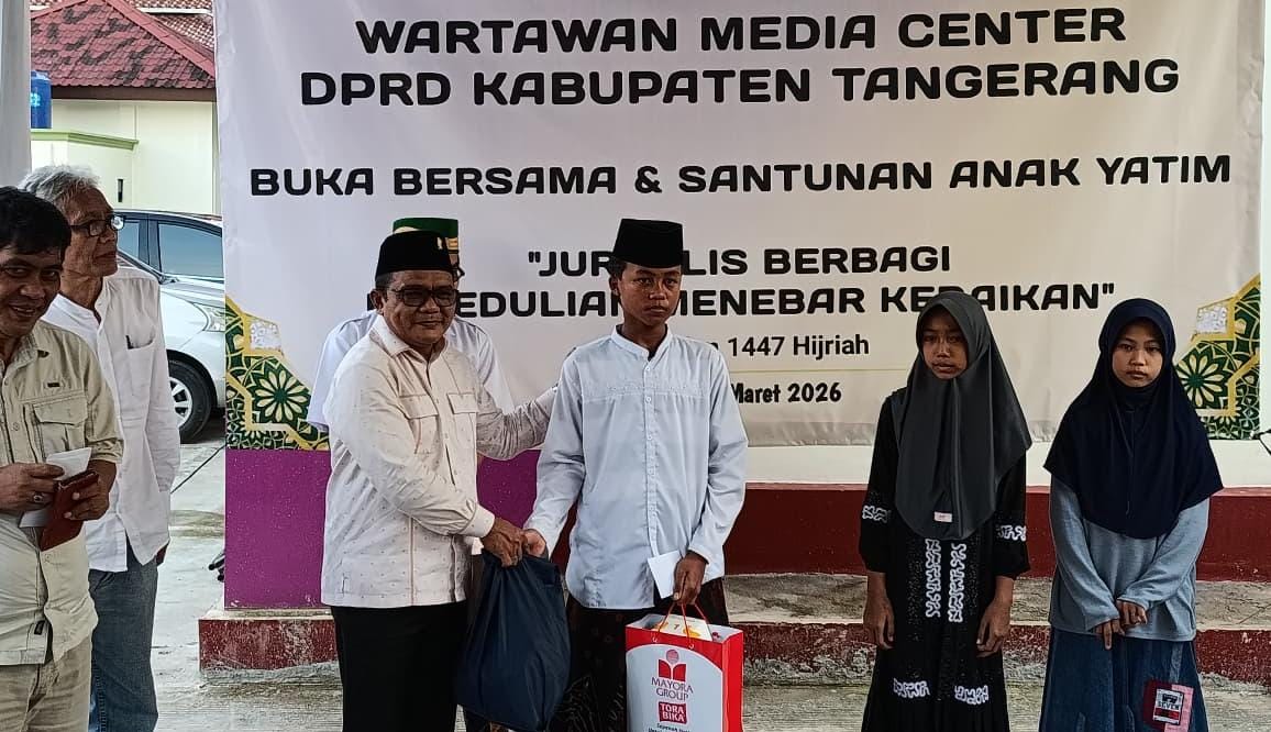 Jurnalis Media Center DPRD Kabupaten Tangerang santuni puluhan anak yatim dan gelar buka puasa bersama pada Ramadan 1447 Hijriah.