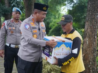 Polresta Tangerang dan Wartawan Bagikan Takjil serta Sembako di Ramadan