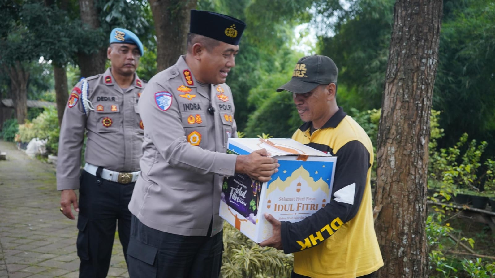 Polresta Tangerang bersama wartawan gelar Ramadan Berbagi dengan membagikan takjil dan sembako kepada petugas kebersihan dan masyarakat.