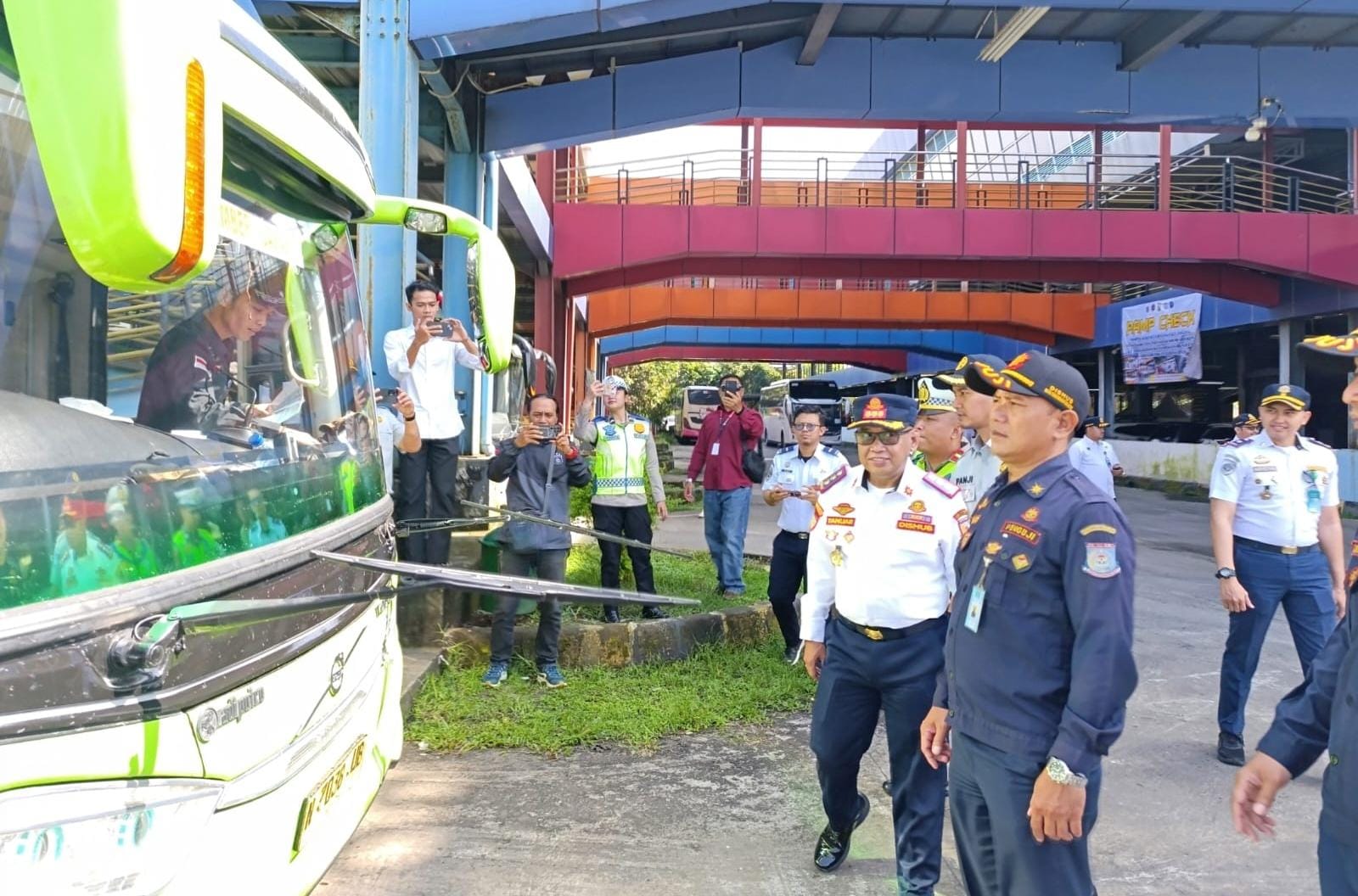 Sekretaris Dishub Tangsel, Yanuar, memantau ramp check bus angkutan mudik di Terminal Pondok Cabe, Pamulang, Rabu (11/3/2026).