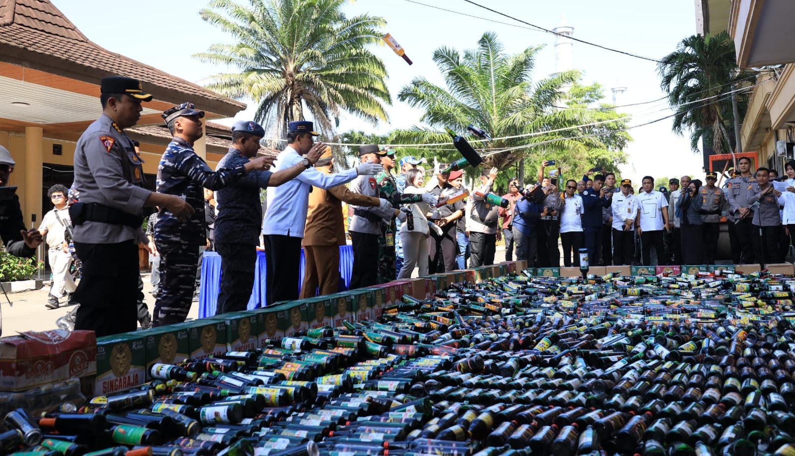 Pemusnahan miras Polda Banten, Operasi Pekat Maung 2026, 7.733 botol miras dimusnahkan