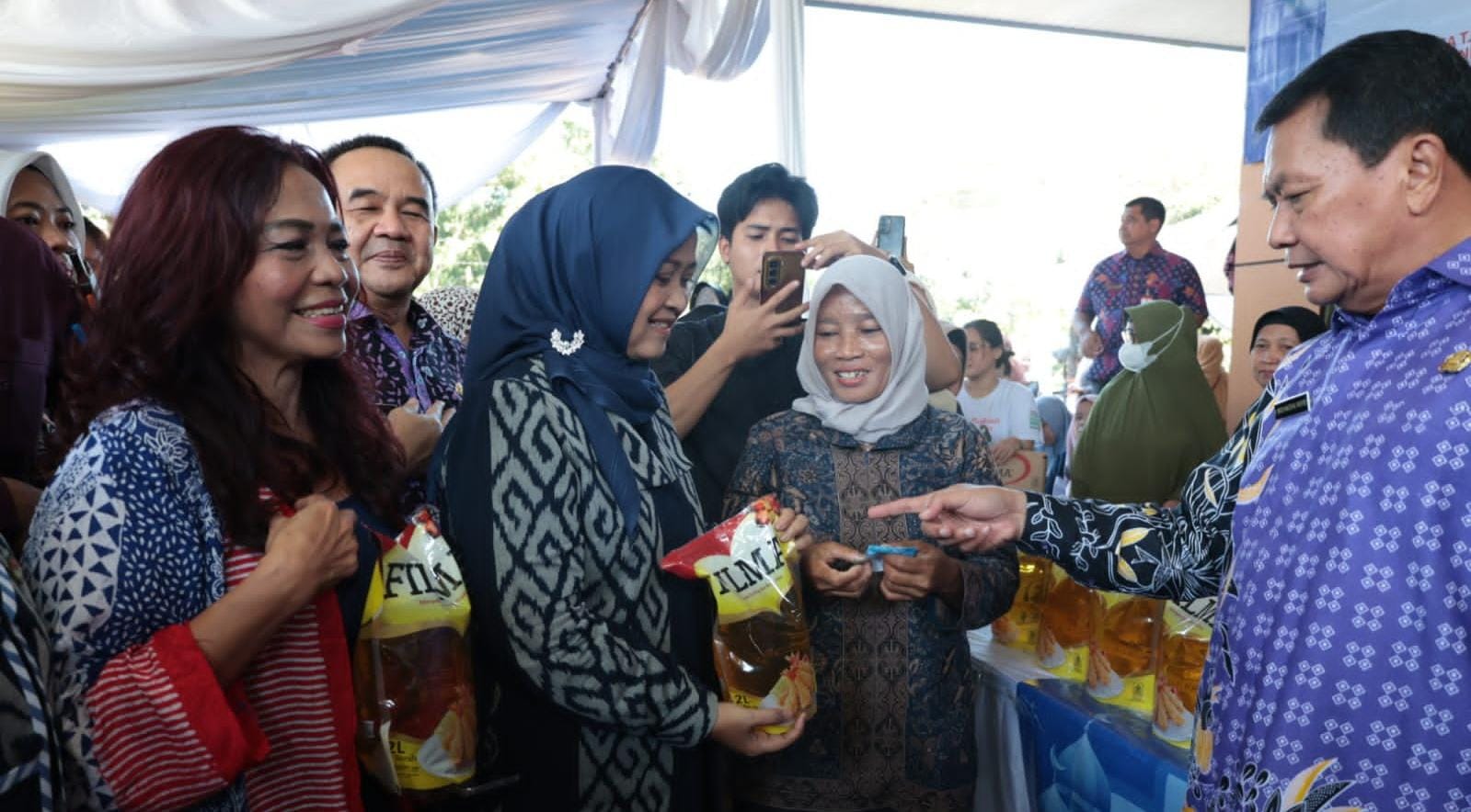 Pemkab Tangerang gelar Bazar Ramadan Gemilang 1447 H, ribuan paket sembako murah diserbu warga untuk penuhi kebutuhan jelang Lebaran.