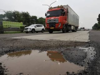 DPR soroti kerusakan parah Tol Jakarta–Tangerang dan mendesak Jasa Marga mempercepat perbaikan jelang arus mudik Lebaran demi keselamatan pengguna.