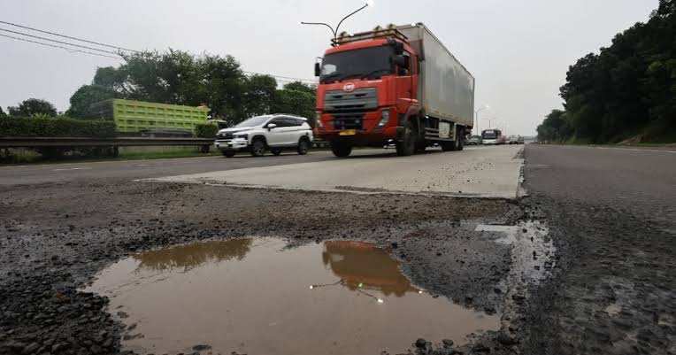DPR soroti kerusakan parah Tol Jakarta–Tangerang dan mendesak Jasa Marga mempercepat perbaikan jelang arus mudik Lebaran demi keselamatan pengguna.