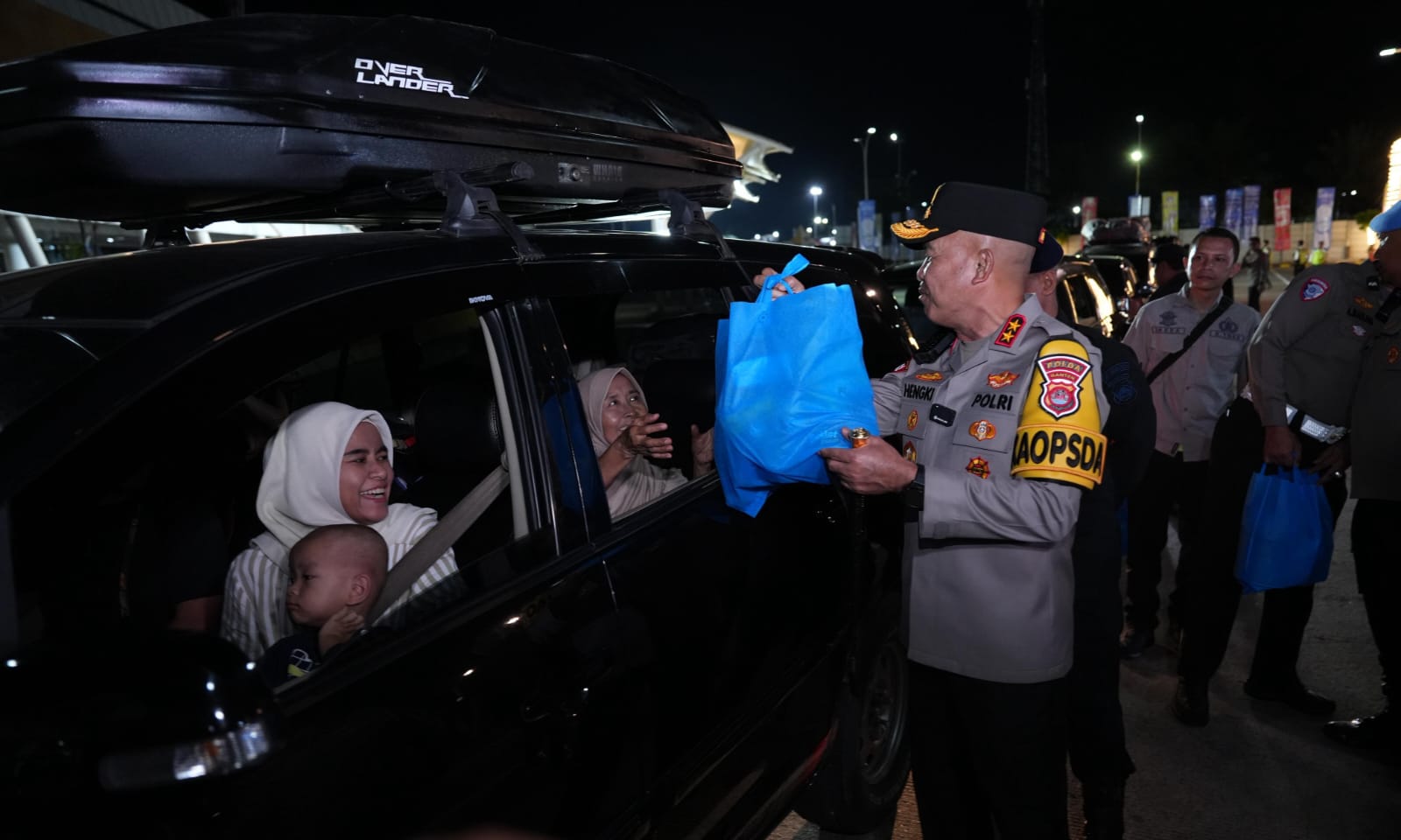Arus mudik di Pelabuhan Merak terpantau landai. Kapolda Banten meninjau langsung dan mengimbau pemudik mengutamakan keselamatan.