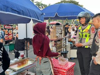 Personel Pospam Citra Raya Cikupa menggelar patroli takjil jelang berbuka puasa untuk menjaga keamanan, ketertiban, dan kelancaran lalu lintas.