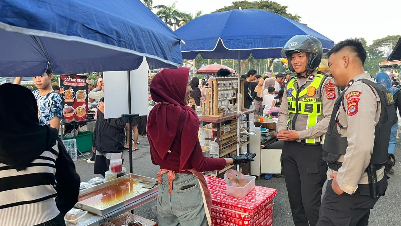 Personel Pospam Citra Raya Cikupa menggelar patroli takjil jelang berbuka puasa untuk menjaga keamanan, ketertiban, dan kelancaran lalu lintas.
