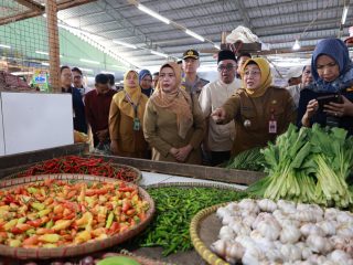 Harga cabai rawit merah di Pasar Cisoka tembus Rp100 ribu/kg. Wabup Tangerang Intan Nurul Hikmah turun langsung memantau stabilitas pangan.
