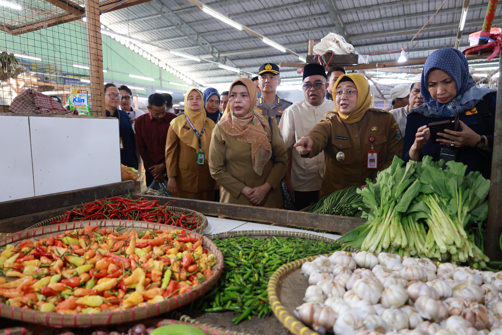 Harga cabai rawit merah di Pasar Cisoka tembus Rp100 ribu/kg. Wabup Tangerang Intan Nurul Hikmah turun langsung memantau stabilitas pangan.