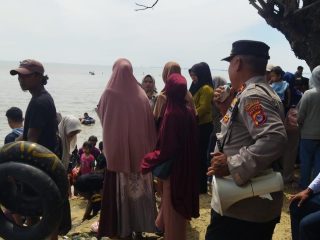 Hari kedua Lebaran, Pantai Pulo Cangkir Kronjo dipadati warga. Polisi imbau waspada curanmor dan awasi anak saat berwisata bersama keluarga.
