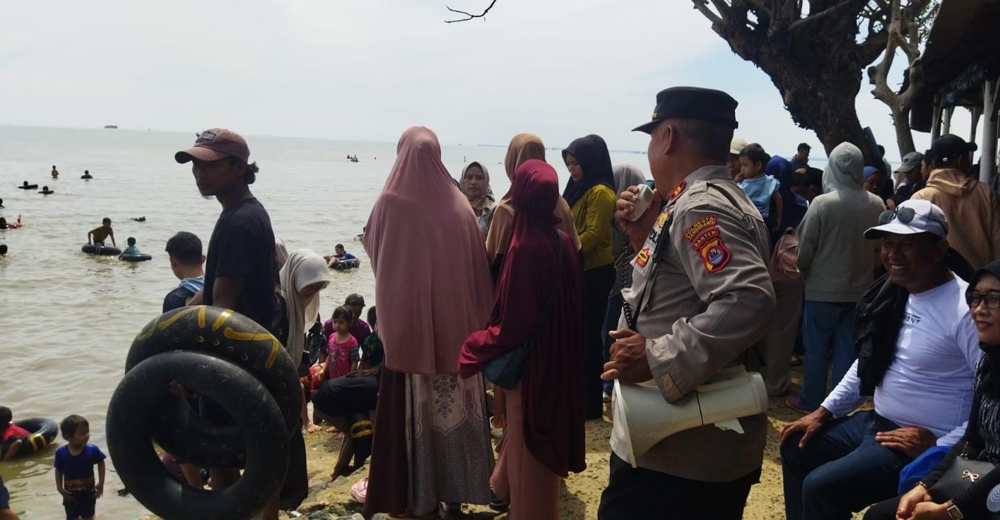 Hari kedua Lebaran, Pantai Pulo Cangkir Kronjo dipadati warga. Polisi imbau waspada curanmor dan awasi anak saat berwisata bersama keluarga.