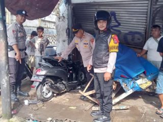 Motor hantam warung di Panongan Tangerang. Pengendara alami luka parah usai kehilangan kendali saat melaju kencang di persimpangan.