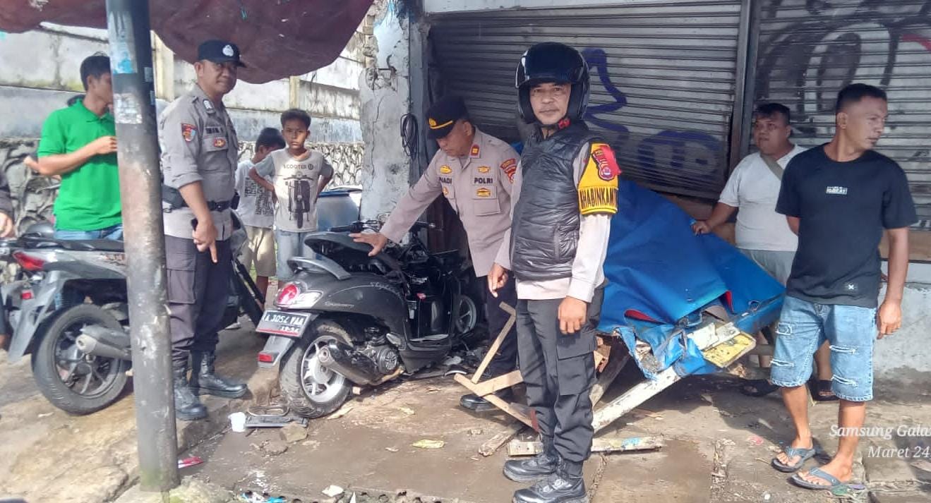 Motor hantam warung di Panongan Tangerang. Pengendara alami luka parah usai kehilangan kendali saat melaju kencang di persimpangan.