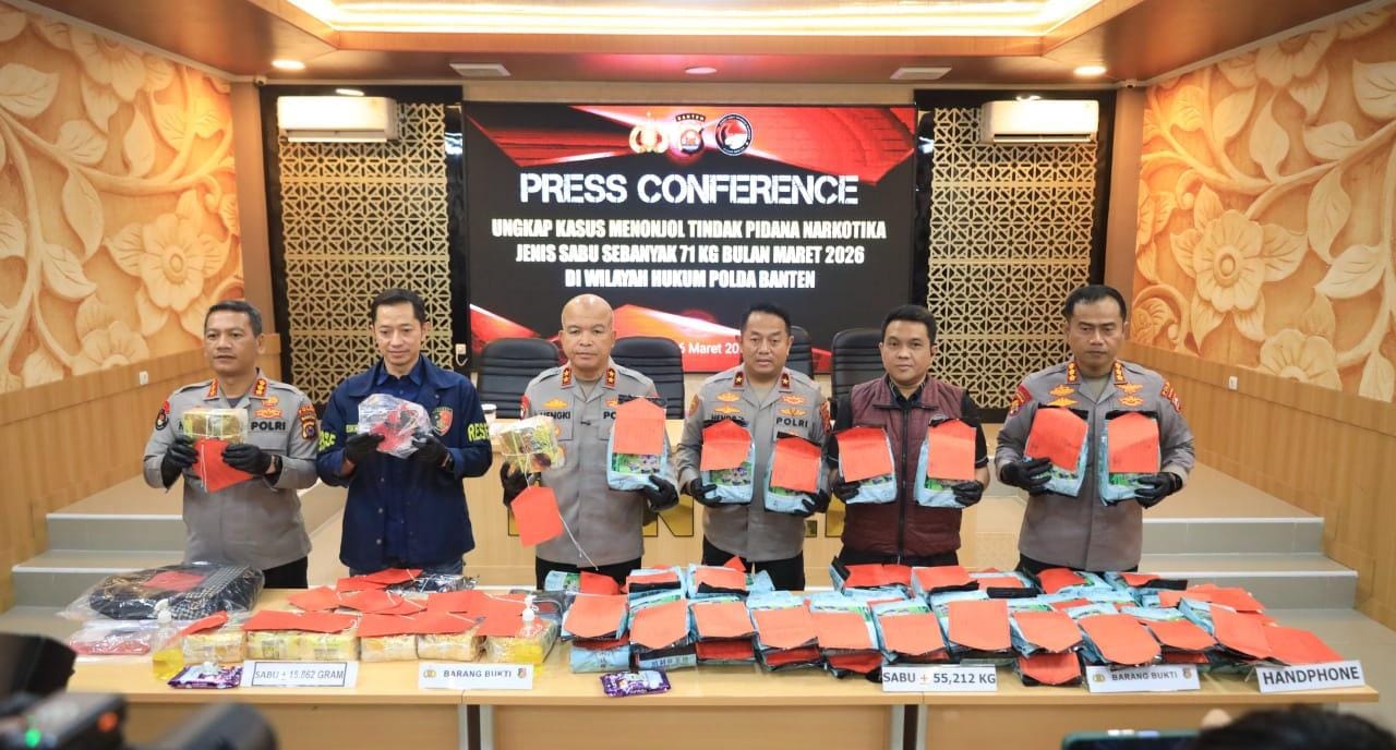 Polda Banten sita 71 kg sabu dari dua kasus di Merak. Tiga tersangka ditangkap dan terancam hukuman mati dalam jaringan narkotika lintas provinsi.