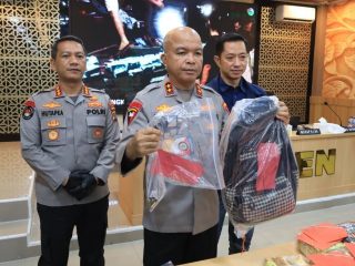 Polda Banten tangkap dua tersangka kepemilikan senpi rakitan di Merak. Pelaku terancam 15 tahun penjara, polisi sita revolver ilegal.