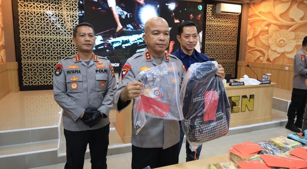 Polda Banten tangkap dua tersangka kepemilikan senpi rakitan di Merak. Pelaku terancam 15 tahun penjara, polisi sita revolver ilegal.