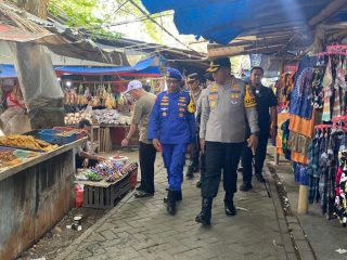 Polisi tindak dugaan pungli di wisata Pulo Cangkir Kronjo, 4 pemuda diamankan. Retribusi dihentikan sementara sambil tunggu Perdes.