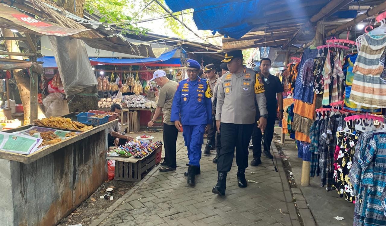 Polisi tindak dugaan pungli di wisata Pulo Cangkir Kronjo, 4 pemuda diamankan. Retribusi dihentikan sementara sambil tunggu Perdes.