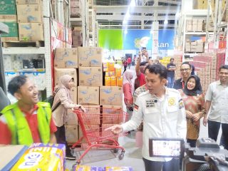 Wakil Wali Kota Agis Tinjau Pembayaran THR di Lotte Grosir, Sekaligus Informasikan Posko Aduan Milik Kota Serang