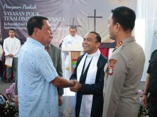 Bupati Tangerang Moch. Maesyal Rasyid meninjau langsung ibadah Paskah jemaat POUK Tesalonika di Teluknaga, Minggu (5/4/2026), bersama Forkopimda. Ia menegaskan tidak ada pelarangan ibadah serta memastikan kebebasan beragama dan keamanan kegiatan tetap terjaga.