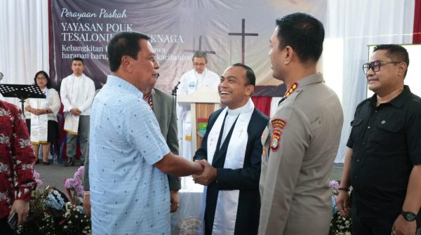 Bupati Tangerang Moch. Maesyal Rasyid meninjau langsung ibadah Paskah jemaat POUK Tesalonika di Teluknaga, Minggu (5/4/2026), bersama Forkopimda. Ia menegaskan tidak ada pelarangan ibadah serta memastikan kebebasan beragama dan keamanan kegiatan tetap terjaga.