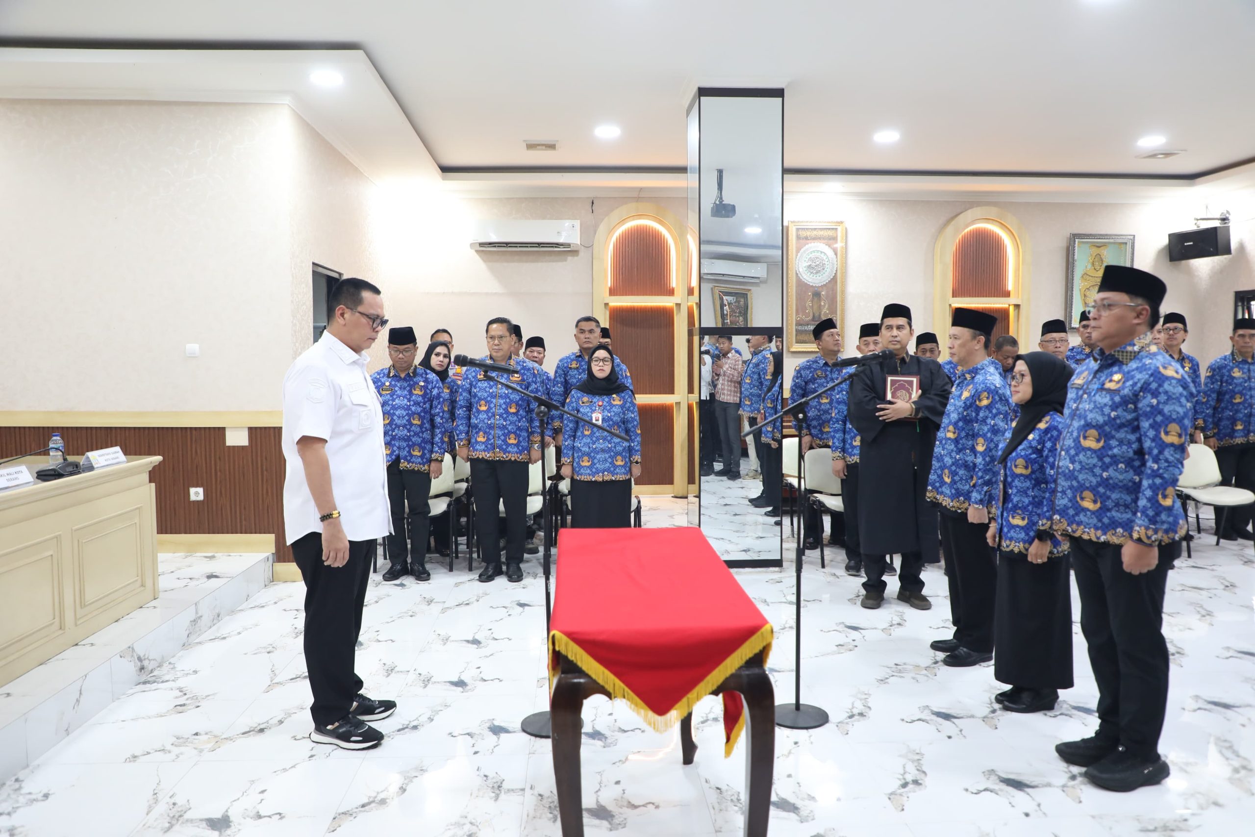 3 pejabat dilingkungan Pemkot Serang yang baru dilantik Wali Kota Serang Budi Rustandi. Antaranya, Imam Rana, Ina Linawati dan W Hari Pamungkas untuk menduduki jabatan dan posisinya yang baru