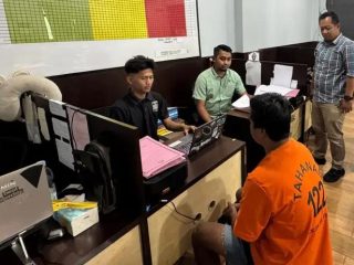 Komplotan jambret yang mengincar pengendara perempuan di Carita–Labuan ditangkap di Padarincang, polisi sita HP dan uang hasil kejahatan.