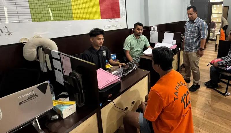 Komplotan jambret yang mengincar pengendara perempuan di Carita–Labuan ditangkap di Padarincang, polisi sita HP dan uang hasil kejahatan.