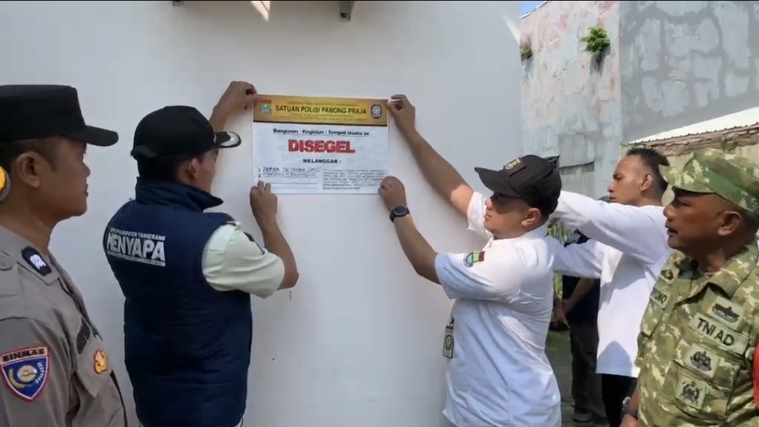 Satpol PP Tangerang segel gedung di Teluknaga secara humanis demi menjaga ketertiban dan kerukunan umat beragama di masyarakat.