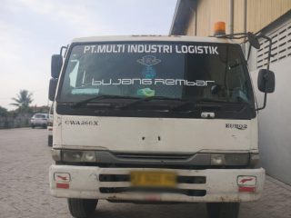 Pekerja sopir terlindas truk kontainer di Jayanti, Tangerang saat istirahat. Polisi ungkap kronologi dan imbau pentingnya keselamatan kerja.