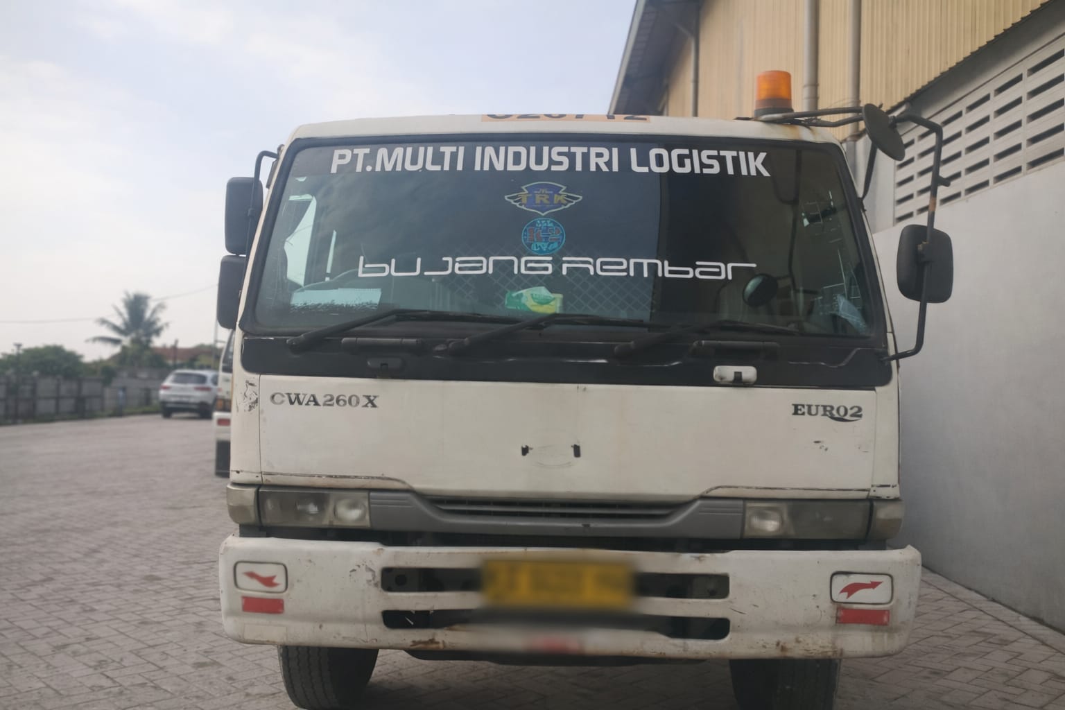 Pekerja sopir terlindas truk kontainer di Jayanti, Tangerang saat istirahat. Polisi ungkap kronologi dan imbau pentingnya keselamatan kerja.